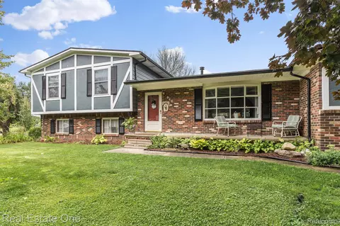 943 Del Sher Dr, Genoa, MI 48114