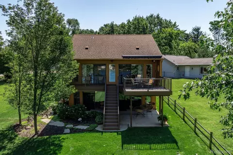 966 Wolverine Dr, Wolverine Lake, MI 48390