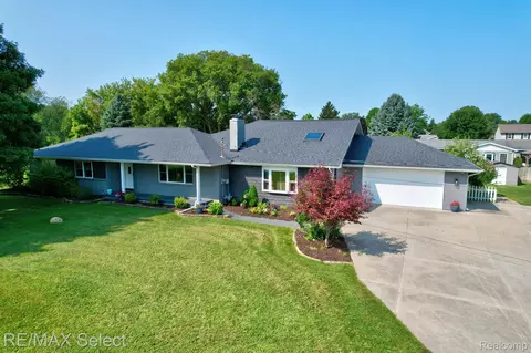 1226 Vista Dr, Fenton, MI 48430