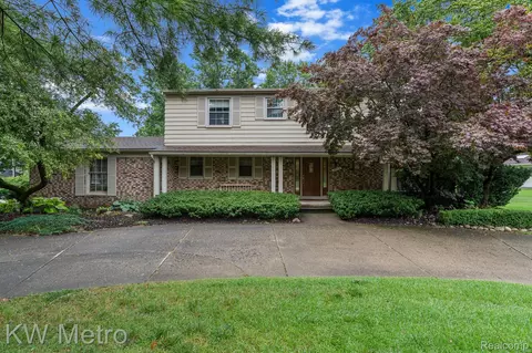 30319 Club House Ln, Farmington Hills, MI 48334