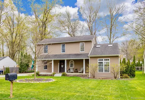 33817 Rhonswood St, Farmington Hills, MI 48335