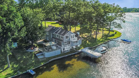 4276 Island Park Dr, Waterford, MI 48329