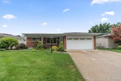 17381 Contesti Dr, Clinton Township, MI 48035
