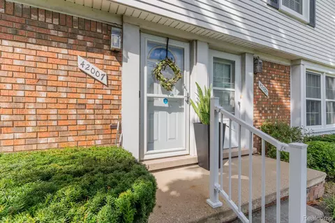 42007 Toddmark Ln, Clinton Township, MI 48038