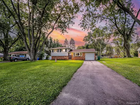 2330 N Pontiac Trl, Commerce, MI 48390