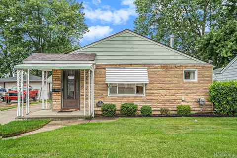 25203 Fern St, Roseville, MI 48066