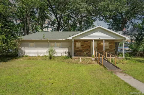 2296 Grove Park Rd, Fenton, MI 48430