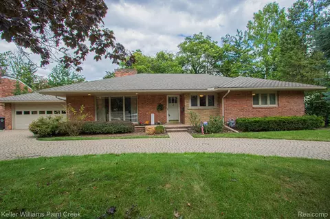 160 Hillcrest Ln, Grosse Pointe Farms, MI 48236