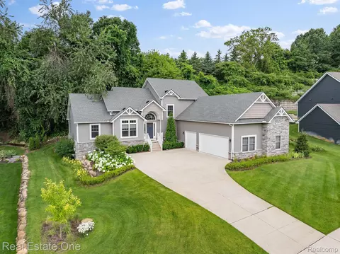 9687 Sheltering Oaks Dr, Brighton, MI 48114