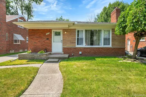 1843 Newcastle Rd, Grosse Pointe Woods, MI 48236
