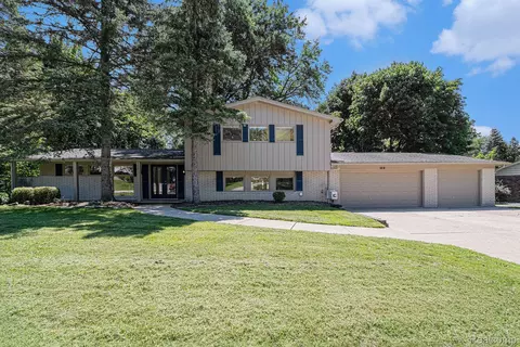 5631 Woodwind Dr, Bloomfield Hills, MI 48301