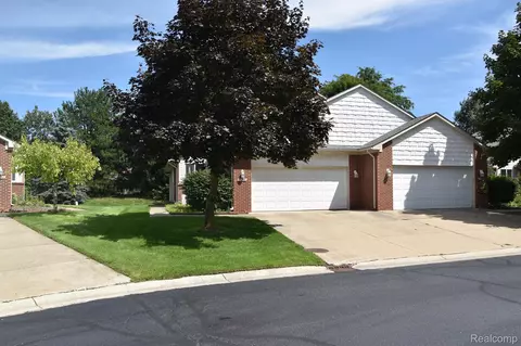 7960 Divot Dr, Waterford, MI 48327