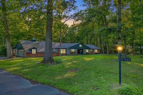 27667 Forestbrook Dr, Farmington Hills, MI 48334