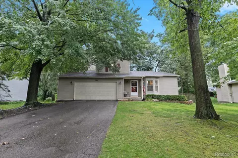 726 Kestrel Ridge Dr, South Lyon, MI 48178