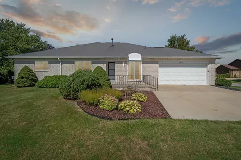 20620 Palm Meadow Dr, Clinton Township, MI 48036