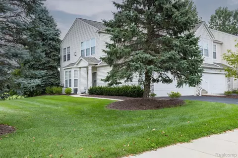 566 Dockside Cir, Holly, MI 48442