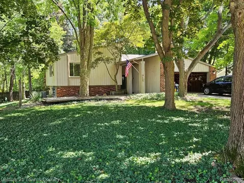 5609 Culpepper Dr, West Bloomfield, MI 48322