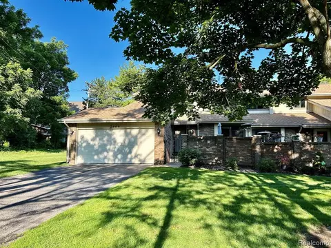 2805 Trailwood Dr, Rochester Hills, MI 48309