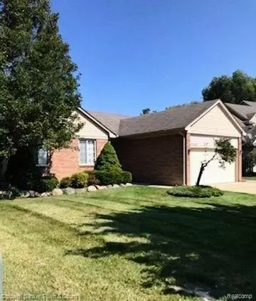 52064 Fox Pointe Dr, New Baltimore, MI 48047