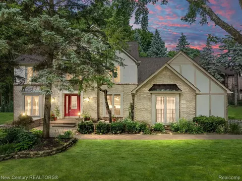 1677 Heatherwood Dr, Troy, MI 48098