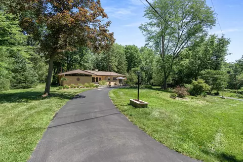 5110 Old Crt Ct, West Bloomfield, MI 48322
