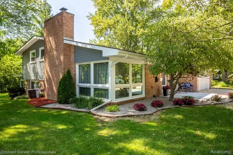 29821 Rock Creek Dr, Southfield, MI 48076