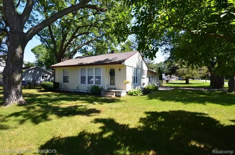 3188 Lansdowne Rd, Waterford, MI 48329