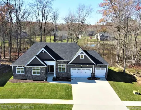 44 Candlelight Crt Ct, Brighton, MI 48114