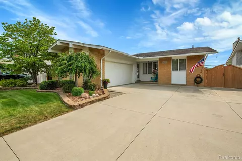 4915 Hillcrest Rd, Trenton, MI 48183