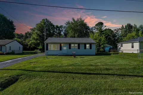1451 Mark St, Flint, MI 48507
