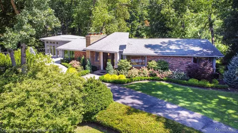 1930 Hillwood Dr, Bloomfield Hills, MI 48304