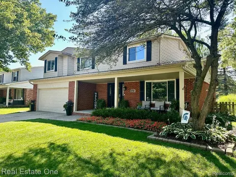 5807 Limestone Dr, Troy, MI 48085