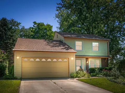 2816 W Meadow Dr, White Lake, MI 48383