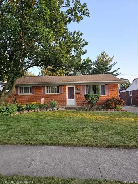 32271 S Barton St, Garden City, MI 48135