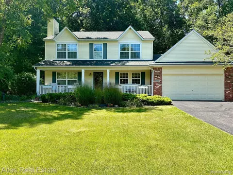 6211 Shade Tree Crt Ct, Genoa, MI 48843