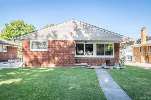 24517 Ursuline St, Saint Clair Shores, MI 48080