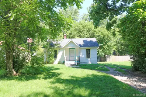 2429 Delaware Ave, Flint, MI 48506