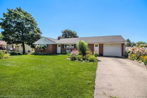 5767 Corunna Ave, Clarkston, MI 48346