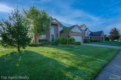 50504 Lancelot Dr, Macomb, MI 48044