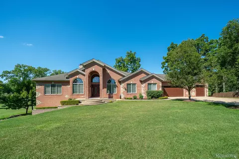 33475 Leisure Ln, Farmington Hills, MI 48331