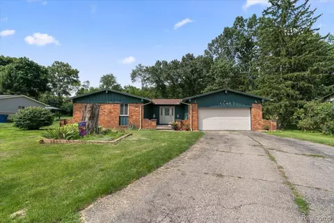 4141 England Beach Rd, White Lake, MI 48383