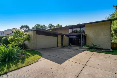 17657 San Rosa Blvd, Lathrup Village, MI 48076