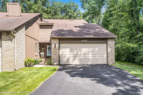 460 Woodstone Rd, Waterford, MI 48327
