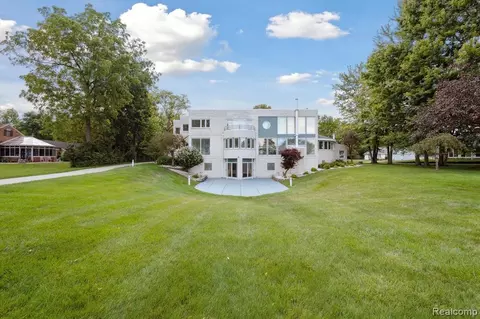 25894 E River Rd, Grosse Ile, MI 48138