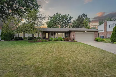 12050 Francesca Dr, Grand Blanc, MI 48439