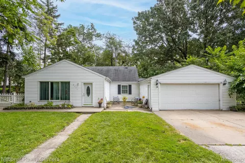 2111 S Karle Ave, Westland, MI 48186