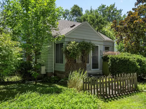2193 Cambridge Rd, Berkley, MI 48072