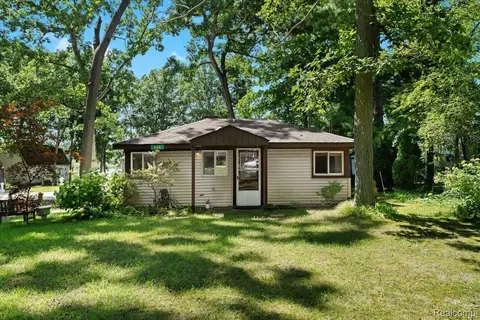 220 Ellsworth Lake Dr, Lyndon, MI 48137