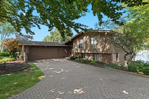 4755 Ravinewood Dr, Commerce, MI 48382