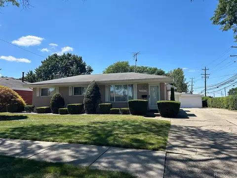 32961 Oakview Dr, Warren, MI 48092
